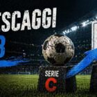 Ripescaggi in B: pallone su podio Serie C con freccia verso Serie B in uno stadio illuminato