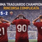 Tre giocatori della Roma di spalle con maglia rossa e numeri visibili guardano il campo dopo una sconfitta, con scritta Roma traguardo Champions rincorsa complicata.