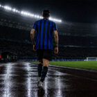 Acerbi cammina di spalle sotto la pioggia nello stadio illuminato durante la sua ultima notte con l’Inter