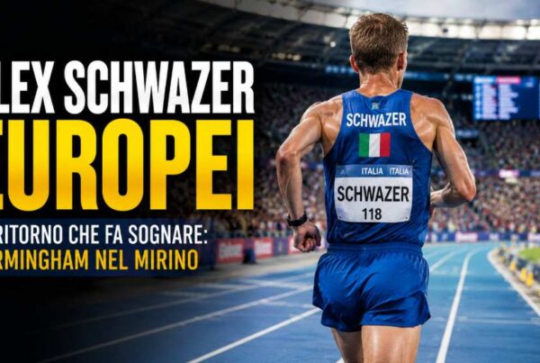 Alex Schwazer di spalle mentre corre su una pista d’atletica all’interno di uno stadio illuminato durante una grafica sportiva dedicata al possibile ritorno agli Europei di Birmingham.