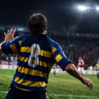 Coltello in campo durante Wisla-Parma: calciatore di spalle in uno stadio europeo durante una scena di forte tensione in Coppa UEFA