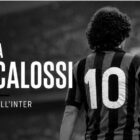 Addio a Beccalossi: ex calciatore di spalle con maglia nerazzurra numero 10 in una scena commemorativa in bianco e nero