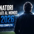 Allenatore più pagato 2026: allenatore di spalle in uno stadio illuminato con grafica sportiva moderna