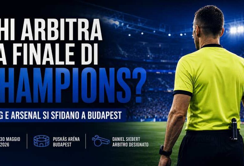 Arbitro di spalle in uno stadio illuminato durante la finale di Champions League tra PSG e Arsenal con grafica sportiva in stile news.