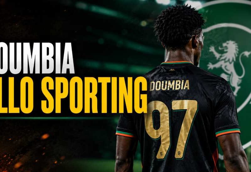 Issa Doumbia di spalle con maglia nera numero 97 in una grafica sportiva dedicata al possibile trasferimento allo Sporting.