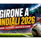 Grafica sportiva dedicata al Girone A dei Mondiali 2026 con il titolo gigante “GIRONE A MONDIALI 2026” in bianco e giallo su sfondo da stadio illuminato, sottotitolo “SQUADRE, CALENDARIO E GIOCATORI DA SEGUIRE”, pallone da calcio moderno in primo piano e bandiere di Messico, Stati Uniti e Canada sul lato destro.