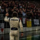 Morto Zanardi: pilota di spalle saluta i tifosi commossi sugli spalti durante l’uscita dalla pista