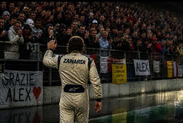 Morto Zanardi: pilota di spalle saluta i tifosi commossi sugli spalti durante l’uscita dalla pista