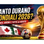 Grafica sportiva sui Mondiali 2026 con il titolo “QUANTO DURANO I MONDIALI 2026?” e il sottotitolo “DATE, GIRONI E TUTTE LE NOVITÀ”, trofeo dorato stilizzato con base rossa, stadio illuminato al tramonto, pallone da calcio moderno e bandiere artistiche di Stati Uniti, Canada e Messico.
