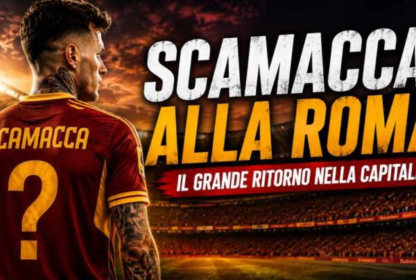 Grafica sportiva dedicata a “Scamacca alla Roma” con Gianluca Scamacca ripreso di spalle in una maglia giallorossa senza loghi ufficiali, grande punto interrogativo dorato sulla schiena, titolo gigante “SCAMACCA ALLA ROMA” e sottotitolo “IL GRANDE RITORNO NELLA CAPITALE?” davanti a uno stadio illuminato al tramonto.