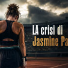 La crisi di Jasmine Paolini: tennista di spalle su un campo da tennis durante un momento difficile della stagione, immagine illustrata realistica.