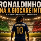 Ronaldinho di spalle entra in uno stadio illuminato con spalti nei colori dell’Italia con la scritta Ronaldinho torna a giocare in Italia per il suo ritorno a giocare in Italia.