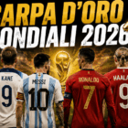 Grafica sportiva dedicata alla keyword “Scarpa d’Oro Mondiali 2026” con sei grandi favoriti al titolo di capocannoniere ripresi di spalle in maglia delle rispettive nazionali. Al centro spicca la Coppa del Mondo dorata illuminata dai riflettori dello stadio, mentre in alto compare il titolo “SCARPA D’ORO MONDIALI 2026”. Tra i protagonisti si distinguono giocatori ispirati a Mbappé, Kane, Messi, Ronaldo, Haaland e Lamine Yamal, schierati davanti a un’arena gremita in un’atmosfera da grande evento internazionale.