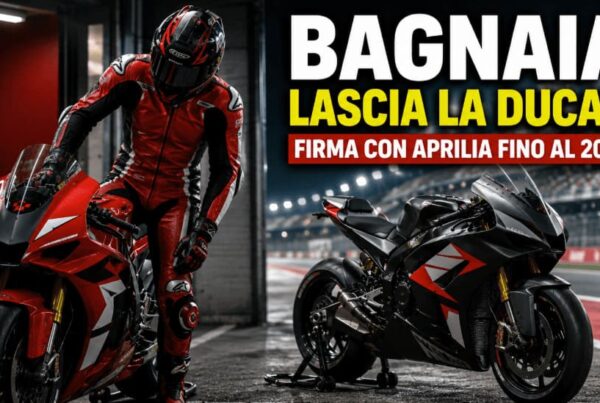 Bagnaia lascia la Ducati in una grafica dedicata al mercato MotoGP: un pilota di spalle scende da una moto rossa mentre una seconda moto nera lo attende nel box, simbolo del passaggio ad Aprilia.