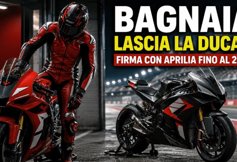 Bagnaia lascia la Ducati in una grafica dedicata al mercato MotoGP: un pilota di spalle scende da una moto rossa mentre una seconda moto nera lo attende nel box, simbolo del passaggio ad Aprilia.