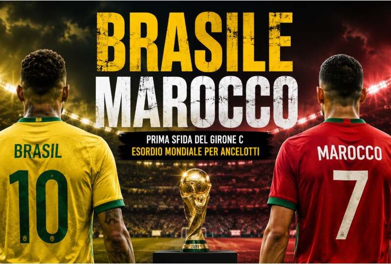 Brasile Marocco ai Mondiali 2026 in una grafica sportiva con due calciatori ripresi di spalle e le maglie delle rispettive nazionali. Al centro compare il trofeo della Coppa del Mondo, mentre sullo sfondo uno stadio illuminato. In evidenza il titolo "Brasile Marocco" e il sottotitolo dedicato all'esordio mondiale del Brasile di Carlo Ancelotti nel Gruppo C.