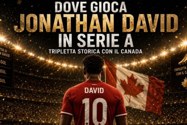 Immagine in stile poster sportivo cinematografico con Jonathan David visto di spalle, maglia rossa del Canada con numero 10 e nome “David”, all’interno di uno stadio illuminato da riflettori dorati. Sullo sfondo compare una grande bandiera canadese e il titolo Dove gioca Jonathan David in Serie A, con sottotitolo “Tripletta storica con il Canada”.