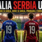 italia Serbia U19 in una grafica dedicata agli Europei Under 19 con due giovani calciatori di spalle al centro del campo, spalti illuminati con i colori delle due nazioni e titolo dell'articolo in evidenza.