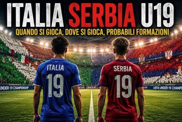 italia Serbia U19 in una grafica dedicata agli Europei Under 19 con due giovani calciatori di spalle al centro del campo, spalti illuminati con i colori delle due nazioni e titolo dell'articolo in evidenza.