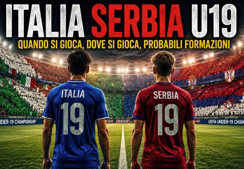 italia Serbia U19 in una grafica dedicata agli Europei Under 19 con due giovani calciatori di spalle al centro del campo, spalti illuminati con i colori delle due nazioni e titolo dell'articolo in evidenza.