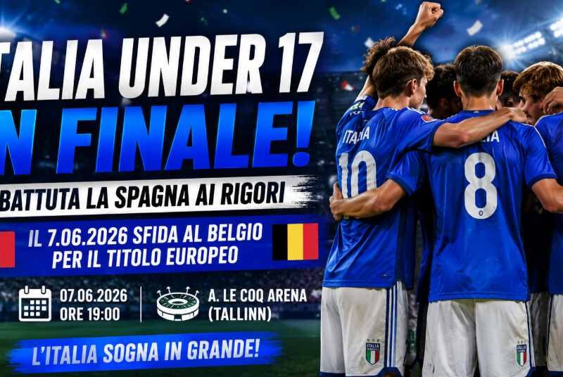 Italia Under 17 in finale degli Europei Under 17 2026 dopo la vittoria ai rigori contro la Spagna. Nell'immagine i giovani Azzurrini festeggiano abbracciati in campo con le maglie blu della Nazionale italiana. In evidenza il titolo “Italia Under 17 in finale!”, il sottotitolo “Battuta la Spagna ai rigori” e le informazioni sulla finale contro il Belgio in programma il 7 giugno 2026 alla A. Le Coq Arena di Tallinn.