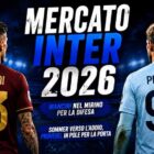 Grafica sportiva dedicata al tema Mercato estivo Inter 2026 con due calciatori ripresi di spalle all'interno di uno stadio illuminato. A sinistra un difensore con maglia rosso scuro numero 23 e nome Mancini, a destra un portiere con maglia azzurra numero 94 e nome Provedel. Al centro campeggia il titolo “MERCATO INTER 2026” con i sottotitoli “Mancini nel mirino per la difesa” e “Sommer verso l’addio, Provedel in pole per la porta”, su sfondo calcistico notturno caratterizzato da riflettori e atmosfera da calciomercato.