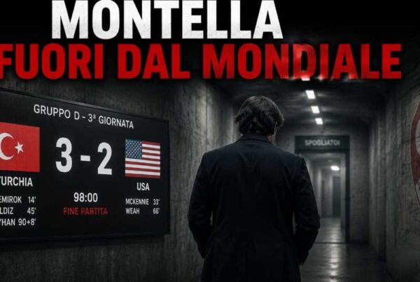 Montella fuori dal Mondiale: grafica con il commissario tecnico della Turchia di spalle mentre si allontana verso gli spogliatoi dopo l'eliminazione, con il tabellone che mostra il risultato Turchia 3-2 USA.