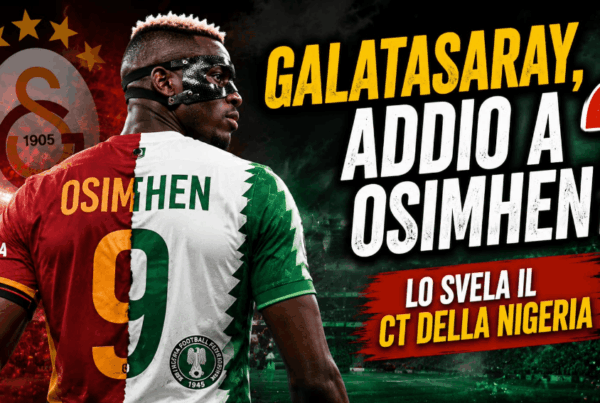 Grafica sportiva su “Galatasaray, addio a Osimhen?” con il giocatore di spalle, volto girato di lato e mascherina nera visibile, maglia divisa tra colori del Galatasaray e della Nigeria, grande punto interrogativo rosso e sottotitolo il fatto che Osimen lascia il Galatasaray “Lo svela il CT della Nigeria”.