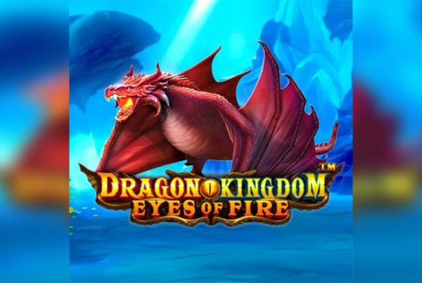 Slot Dragon Kingdom Eyes of Fire con drago rosso custodisce un immenso tesoro all'interno della sua caverna nella slot fantasy di Pragmatic Play.
