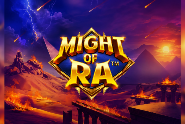 Slot Might of Ra di Pragmatic Play con il logo dorato al centro, piramidi egizie, deserto infuocato e ambientazione ispirata al dio Ra, protagonista della slot con Wild espandibili e Free Spins.