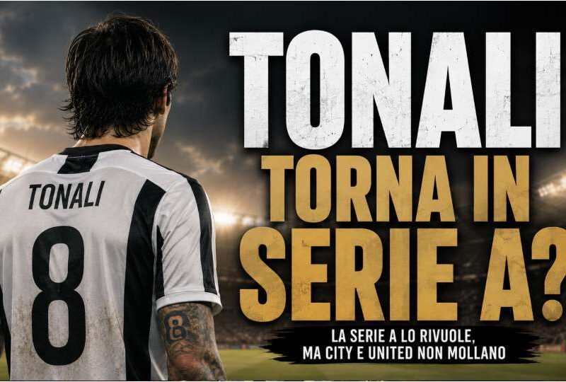 Tonali torna in Serie A in una grafica sportiva dedicata al calciomercato 2026. Il centrocampista italiano è raffigurato di spalle con il numero 8 mentre osserva il campo sotto i riflettori di uno stadio gremito. In evidenza il titolo "Tonali torna in Serie A?" e il sottotitolo che richiama l'interesse di Manchester City, Manchester United e dei club italiani.