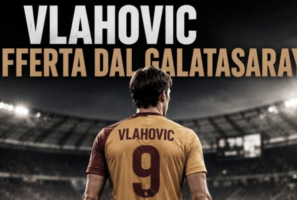 Vlahovic offerta dal Galatasaray in una grafica dedicata al calciomercato 2026. L'attaccante serbo è raffigurato di spalle con una maglia dai colori rosso e giallo che richiama il club turco, mentre osserva uno stadio illuminato. In evidenza il titolo "Vlahovic offerta dal Galatasaray", che richiama le indiscrezioni sul possibile trasferimento dell'attaccante della Juventus verso il campionato turco.
