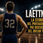Laettner di spalle su un campo da basket in un'arena illuminata, immagine realistica che rappresenta la sua storia nel Dream Team e nella NBA.