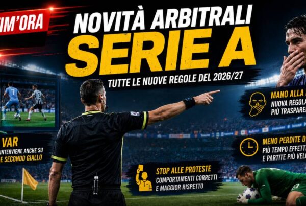 Novità arbitrali Serie A 2026/27: grafica editoriale con arbitro di spalle che indica il campo, monitor VAR e riferimenti alle nuove regole introdotte per il campionato.