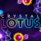 Slot Crystal Lotuses di Eyecon con griglia 5x5, fiori di loto cristallini, simboli luminosi e ambientazione cosmica caratterizzata da Cluster Pays, Cascade e Pot Prize.