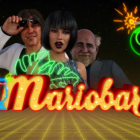 Slot MarioBar di Seven ABC con ambientazione ispirata a un vivace pub, insegne al neon, personaggi eccentrici e atmosfera retrò anni '80, arricchita da Free Spins ed Extra Wild.