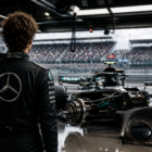 Wheel Shield Formula 1: pilota di spalle osserva una monoposto nel box durante il GP di Silverstone
