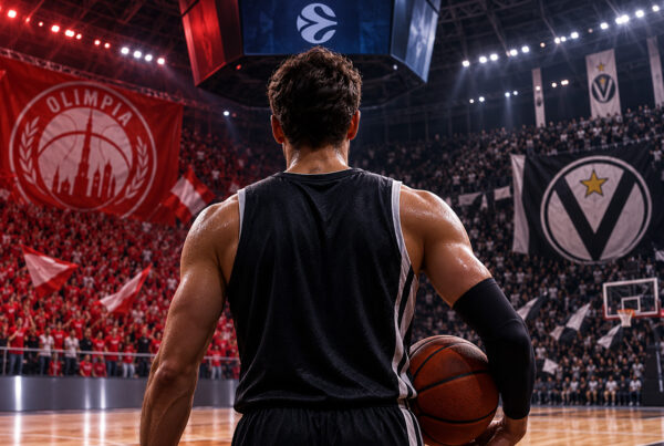 Mercato Basket Serie A: giocatore di basket ripreso di spalle al centro del parquet in un'arena gremita, con tifosi e atmosfera da grande sfida tra Olimpia Milano e Virtus Bologna.
