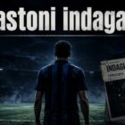 Calciatore di spalle in un campo da calcio notturno, avvolto da atmosfera crime, con titolo Bastoni indagato in alto.