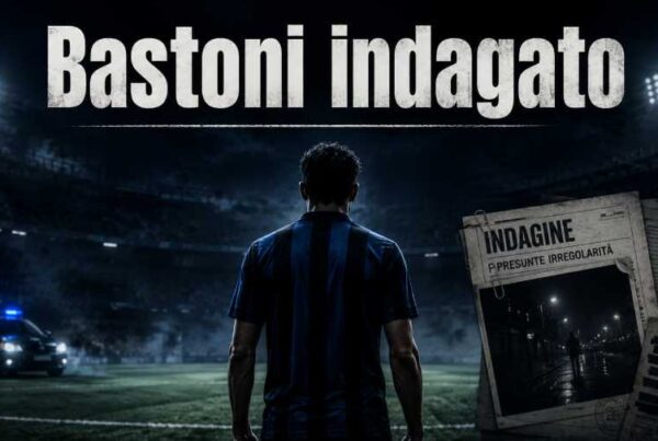 Calciatore di spalle in un campo da calcio notturno, avvolto da atmosfera crime, con titolo Bastoni indagato in alto.