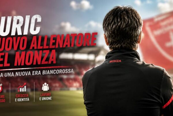 Juric nuovo allenatore del Monza: grafica editoriale con il tecnico raffigurato di spalle a bordo campo, sullo sfondo dello stadio e di una bandiera biancorossa sfocata, con il titolo dedicato all'inizio della nuova avventura sulla panchina del Monza.