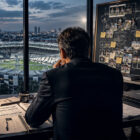 Mercato Juventus, allenatore bianconero di spalle osserva lo stadio mentre studia strategie, rosa e possibili rinforzi.