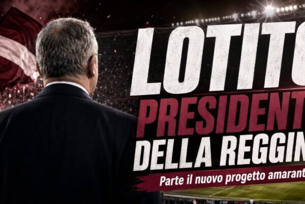 Lotito presidente della Reggina: immagine editoriale con Claudio Lotito ripreso di spalle mentre osserva lo stadio della Reggina. Sullo sfondo i colori amaranto, una grande bandiera del club e il titolo "Lotito presidente della Reggina – Parte il nuovo progetto amaranto".