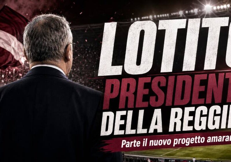 Lotito presidente della Reggina: immagine editoriale con Claudio Lotito ripreso di spalle mentre osserva lo stadio della Reggina. Sullo sfondo i colori amaranto, una grande bandiera del club e il titolo "Lotito presidente della Reggina – Parte il nuovo progetto amaranto".