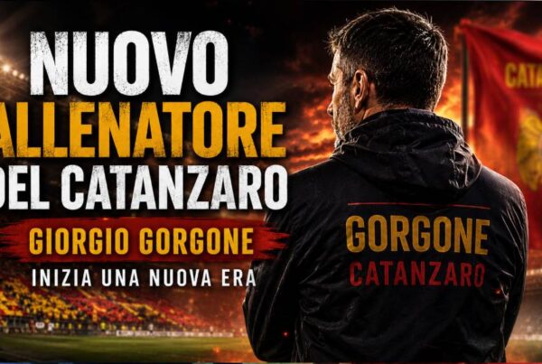 Nuovo allenatore del Catanzaro: grafica editoriale con Giorgio Gorgone di spalle in uno stadio illuminato dai colori giallorossi, titolo in evidenza e bandiera del Catanzaro sfocata sullo sfondo per annunciare l'inizio della nuova era tecnica.