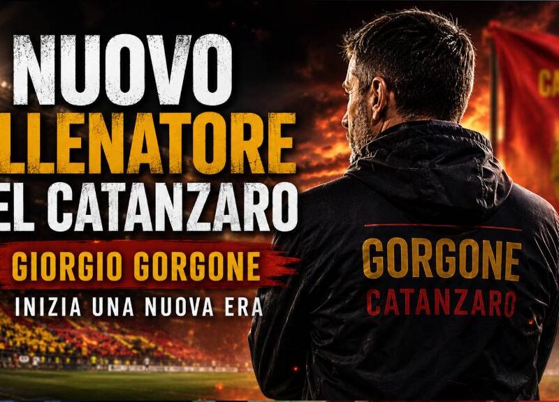 Nuovo allenatore del Catanzaro: grafica editoriale con Giorgio Gorgone di spalle in uno stadio illuminato dai colori giallorossi, titolo in evidenza e bandiera del Catanzaro sfocata sullo sfondo per annunciare l'inizio della nuova era tecnica.