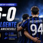 Preseason Inter esordio con un gruppo di calciatori in maglia nerazzurra, ripresi di spalle mentre festeggiano in uno stadio illuminato. In evidenza il risultato 16-0, il titolo "Travolgente esordio in amichevole" e i riferimenti ai cinque gol di Pio Esposito e alla tripletta di Topalovic. Presenti solo loghi grafici generici nei colori blu e giallo.