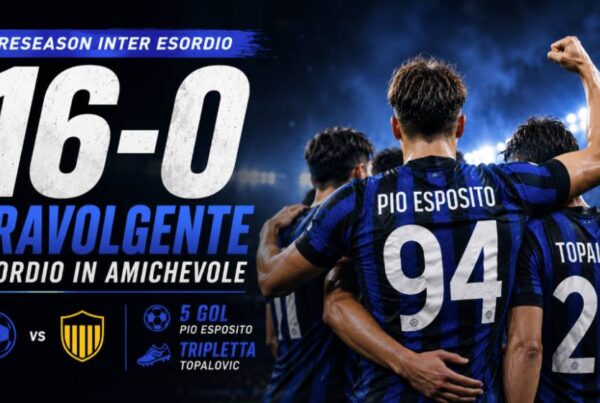 Preseason Inter esordio con un gruppo di calciatori in maglia nerazzurra, ripresi di spalle mentre festeggiano in uno stadio illuminato. In evidenza il risultato 16-0, il titolo "Travolgente esordio in amichevole" e i riferimenti ai cinque gol di Pio Esposito e alla tripletta di Topalovic. Presenti solo loghi grafici generici nei colori blu e giallo.