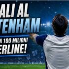 Tonali al Tottenham in una grafica editoriale con il centrocampista di spalle in uno stadio illuminato, maglia bianca e blu ispirata agli Spurs senza loghi ufficiali e titolo "Tonali al Tottenham" con sottotitolo "Accordo da 100 milioni di sterline!".