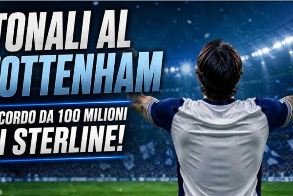 Tonali al Tottenham in una grafica editoriale con il centrocampista di spalle in uno stadio illuminato, maglia bianca e blu ispirata agli Spurs senza loghi ufficiali e titolo "Tonali al Tottenham" con sottotitolo "Accordo da 100 milioni di sterline!".